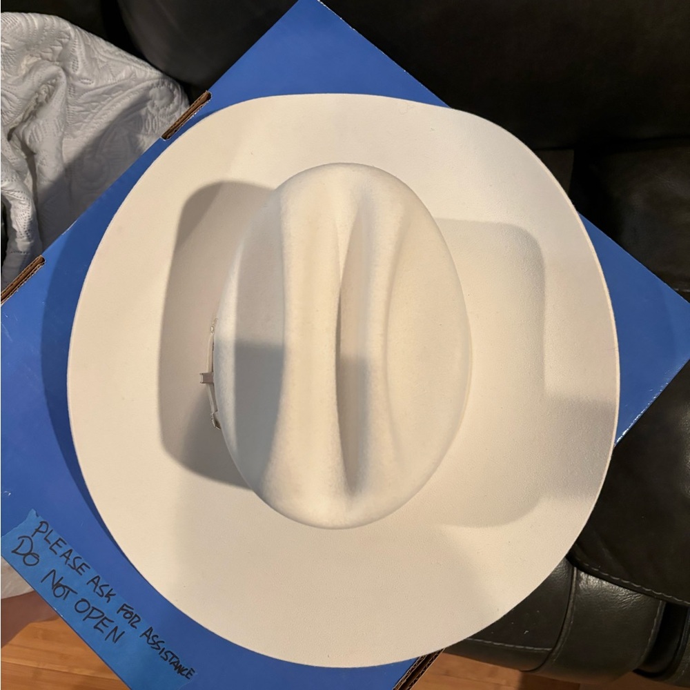 Cowboy/girl hat. White.